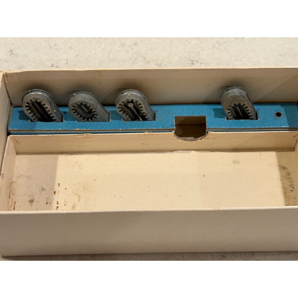 Vintage Greist Automatic Buttonholer, Style #1 1956, with Templates and box - Picture 8 of 13